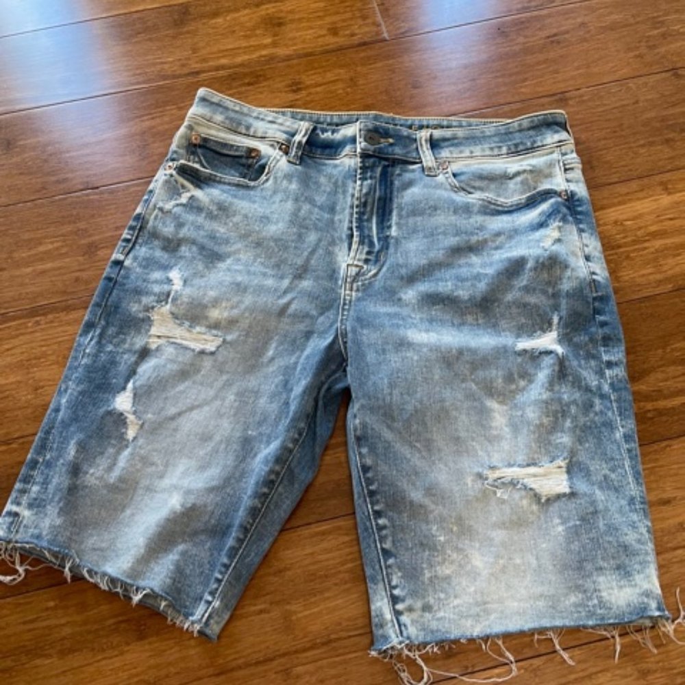 AMERICAN EAGLE DISTRESSED DENIM SHORTS SIZE 32 NEW (NO TAGS)